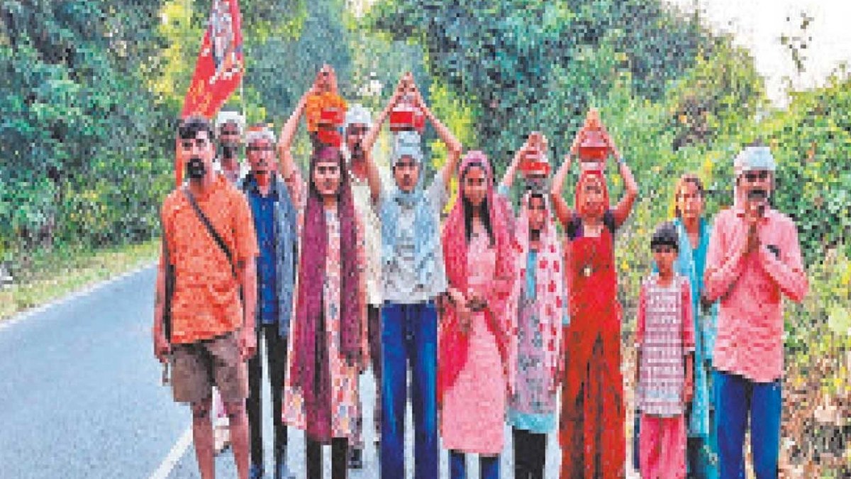પંચમહાલ: નવરાત્રીના પાવન અવસરે મધ્યપ્રદેશથી ૪૫થી વધુ માઈભક્તોનો પદયાત્રા સંઘ ગરબા અને નર્મદાજળ સાથે પાવાગઢ તરફ પ્રયાણશીલ