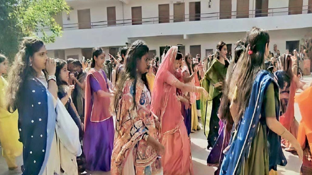 ધંધૂકાની સમર્પણ અંગ્રેજી માધ્યમ શાળામાં નવરાત્રી મહોત્સવની ભક્તિભાવપૂર્વક ઉજવણી: પારંપરિક પરિધાનમાં સજ્જ વિદ્યાર્થીઓ રાસ-ગરબે ઘૂમ્યા