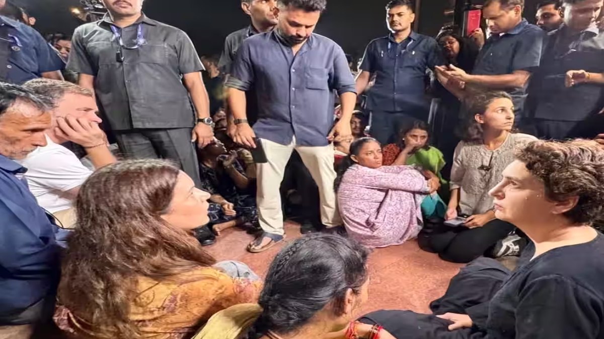 દિલ્હીના ઇન્ડિયા ગેટ ખાતે વિરોધ પ્રદર્શન દરમિયાન અંકિતા ભંડારીના માતા-પિતા અને કોંગ્રેસના નેતાઓની અટકાયત