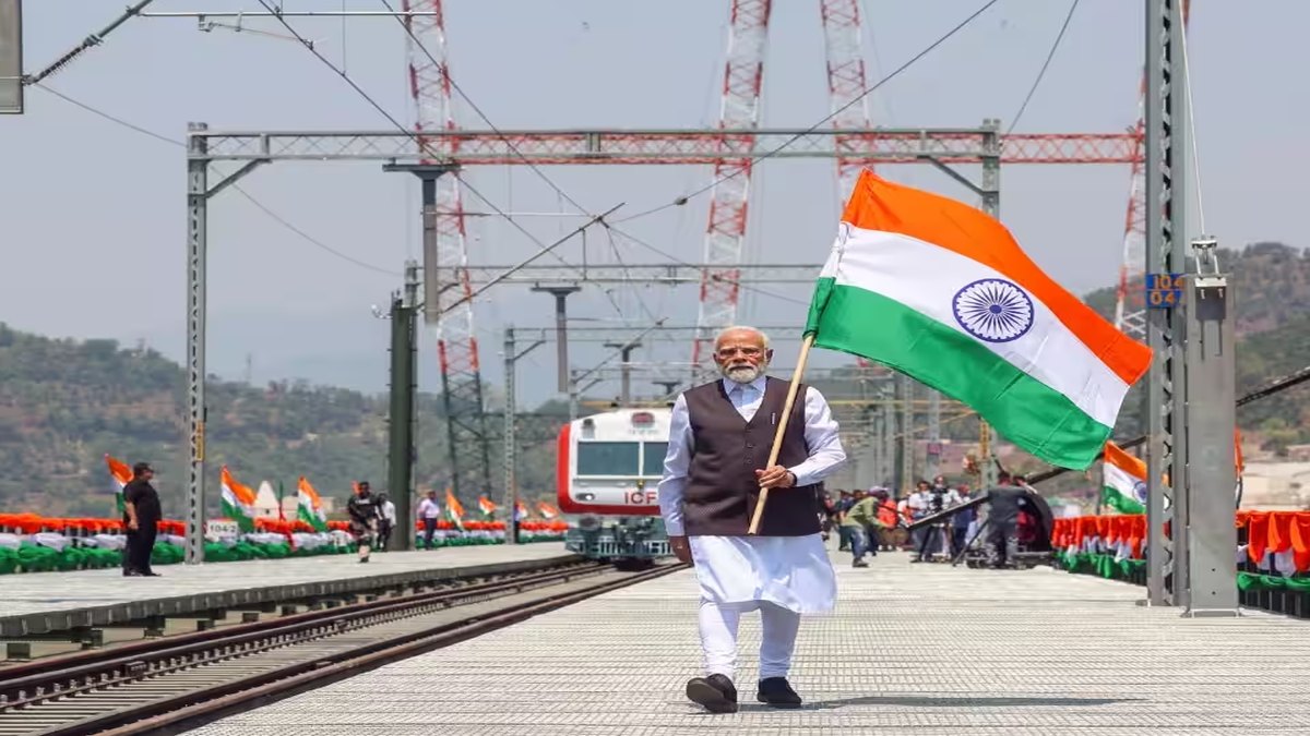 લદ્દાખના સર્વાંગી વિકાસ માટે વડાપ્રધાન દ્વારા રૂપિયા ૩,૩૫૦ કરોડની પાંચ મહાકાય યોજનાઓનું લોકાર્પણ: દેશના પ્રથમ શૈલચિત્ર સંરક્ષણ ઉદ્યાન અને અત્યાધુનિક વિમાનમથકની ભેટ